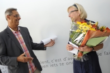 <i>François Fernandez-Corrales feliciteert Jacqueline Vervaet</i>